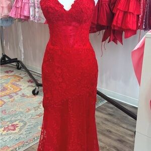 Elegant Red Lace Evening Dress